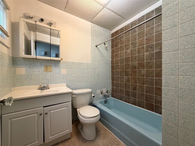 Foto del edificio - 330 E 3rd St