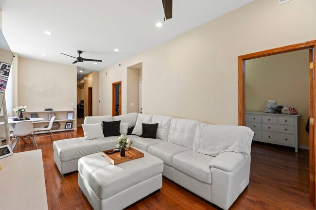 Foto del edificio - 2028 N Hamlin Ave
