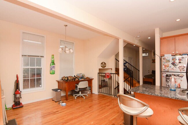 Building Photo - 1509 W Wellington Ave