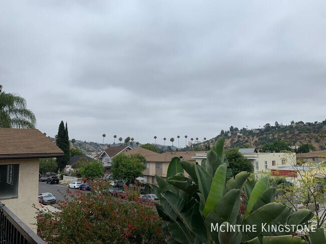 Building Photo - 2BD/1BA In Los Angeles With A Private Balc...