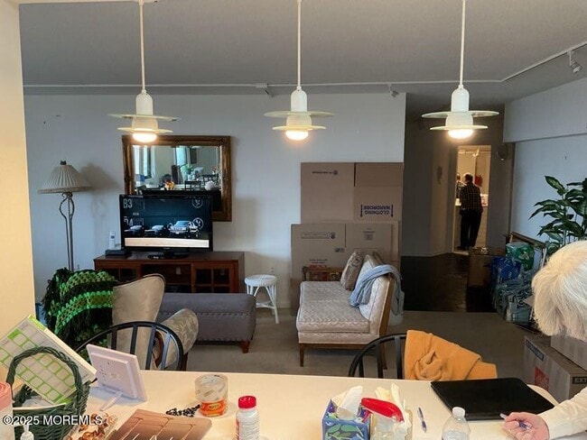 Foto del edificio - 1 Channel Dr