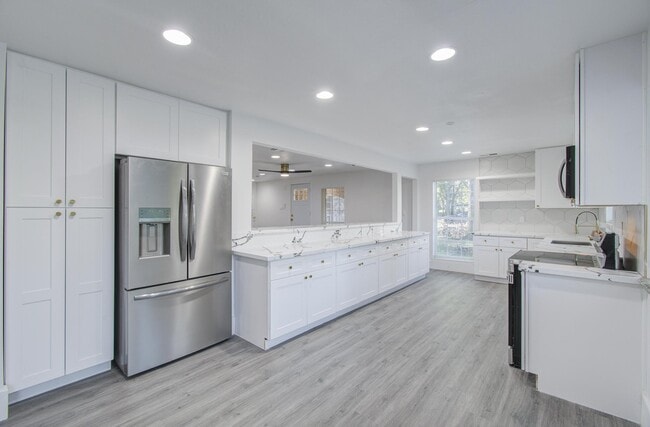 Building Photo - 556 Brandon Rd