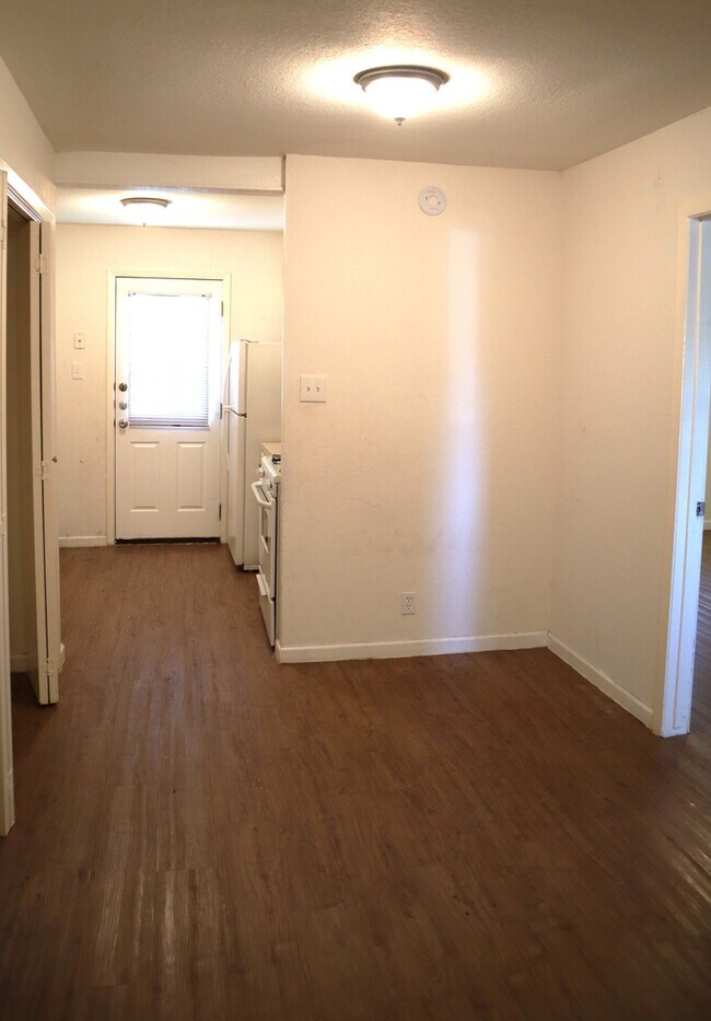 Building Photo - Quaint 2 /1 Duplex apartment with large ba...