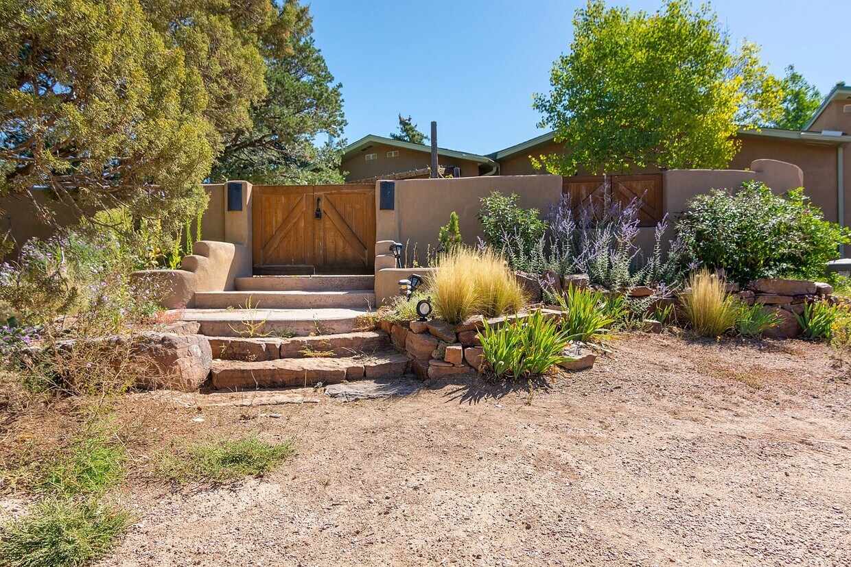 Primary Photo - Large Home on 1 Acre Lot Near Christus St....