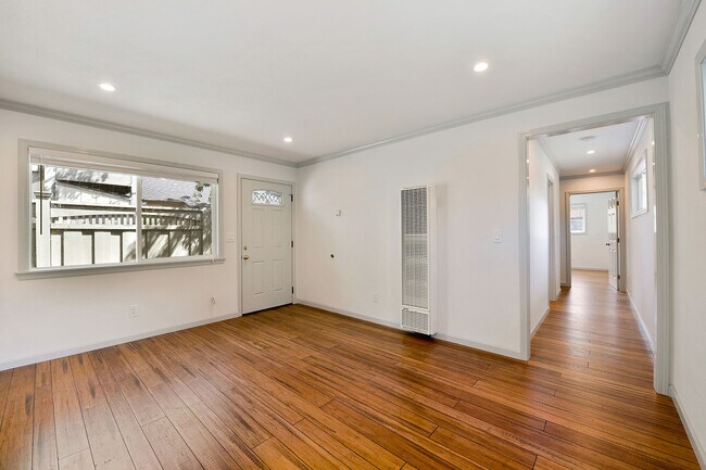 Building Photo - Renovated 2 Bedroom 1 Bathroom House in Mi...