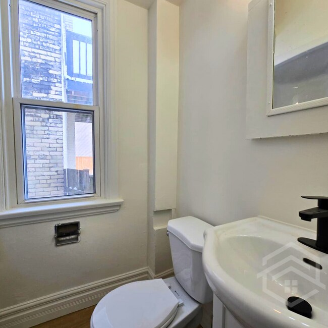 Photo du bâtiment - 2-Bedroom Main Floor Unit in London!!