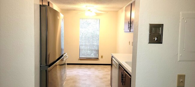 Foto del edificio - Lynnwood Charming 1 BD / 1 BA Condo