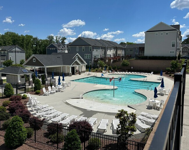 Foto del edificio - 1025 Lathrop Ln
