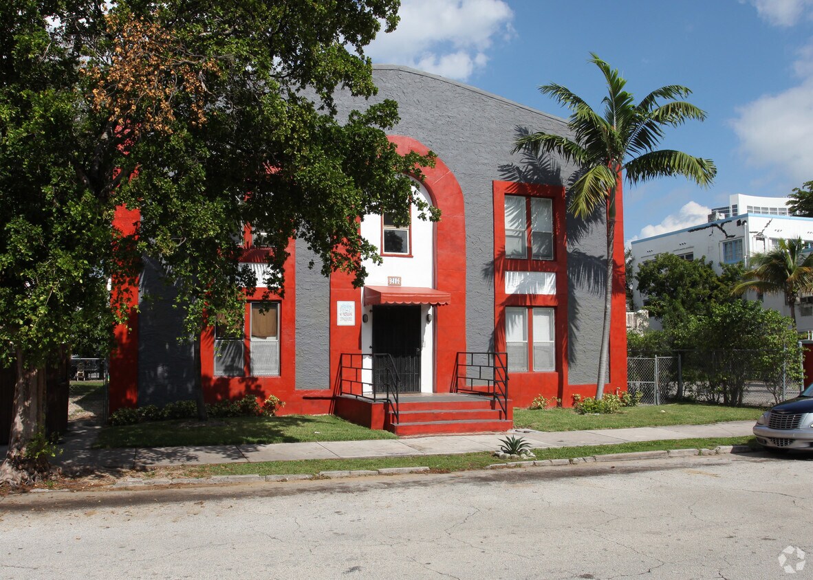 Building Photo - 215 NE 33rd St