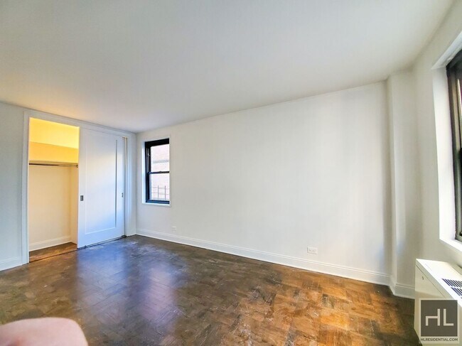 Building Photo - 5 AVENUE
