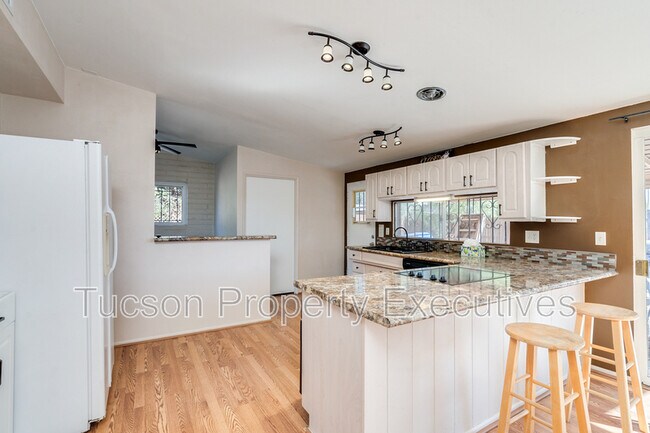 Building Photo - 6844 E Kingston Dr