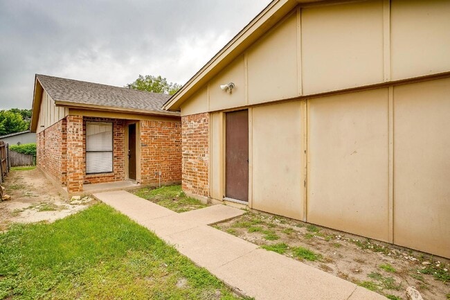 Building Photo - Charming 3 Bedroom Home with 2 Full Baths
