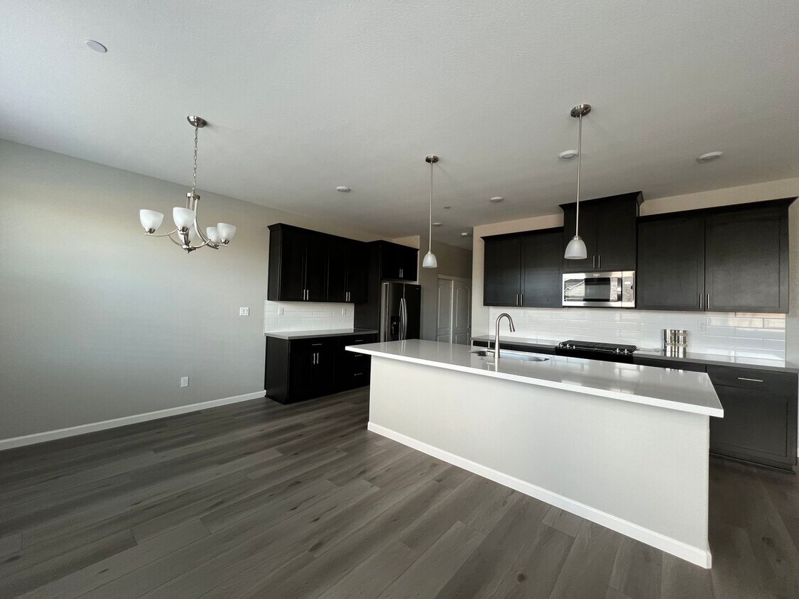 Building Photo - 3/2.5 Modern & Beautiful Townhome in Minden