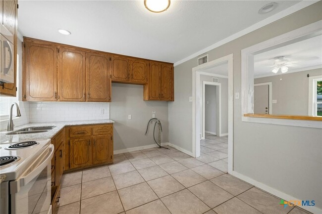 Building Photo - 810 Crockett Dr