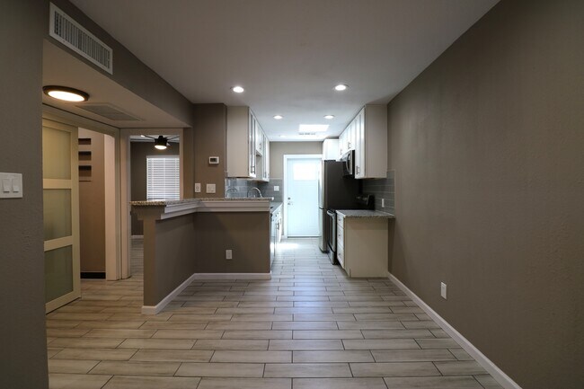 Foto del edificio - 101 North Oak Street, Unit #C