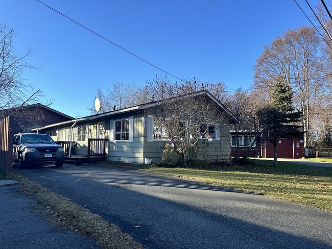 Exterior front porch/ driveway - 1836 Scenic Way