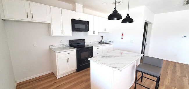Foto del edificio - Beautifully 3-bedroom, 1-bathroom apartment