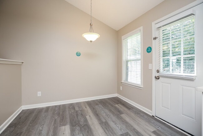 Building Photo - 1585 Ridgemont Dr