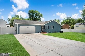 Building Photo - 1726 Briarwood Dr