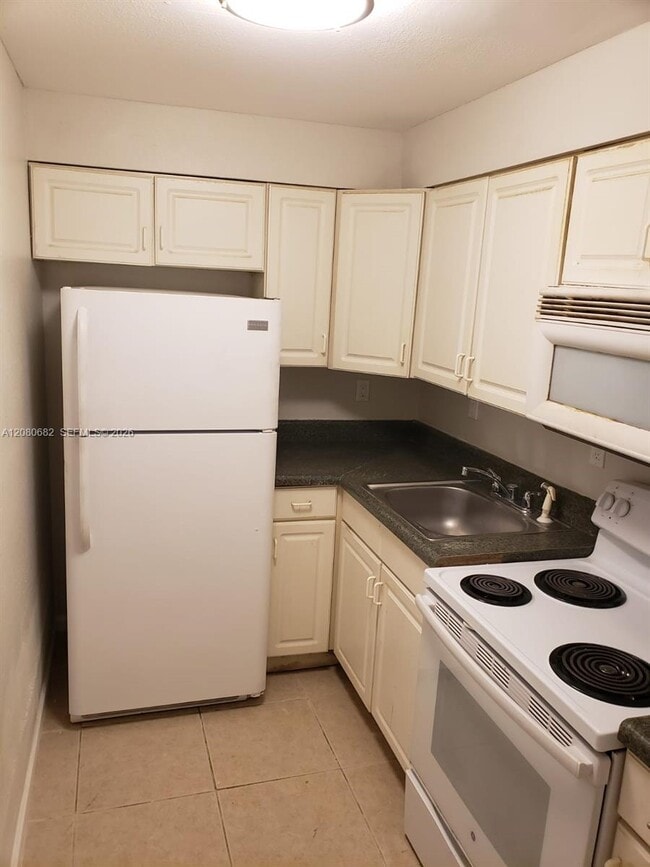 Building Photo - 640 SW 9th Ct