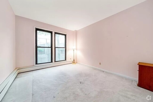 Building Photo - 28 Juniper St