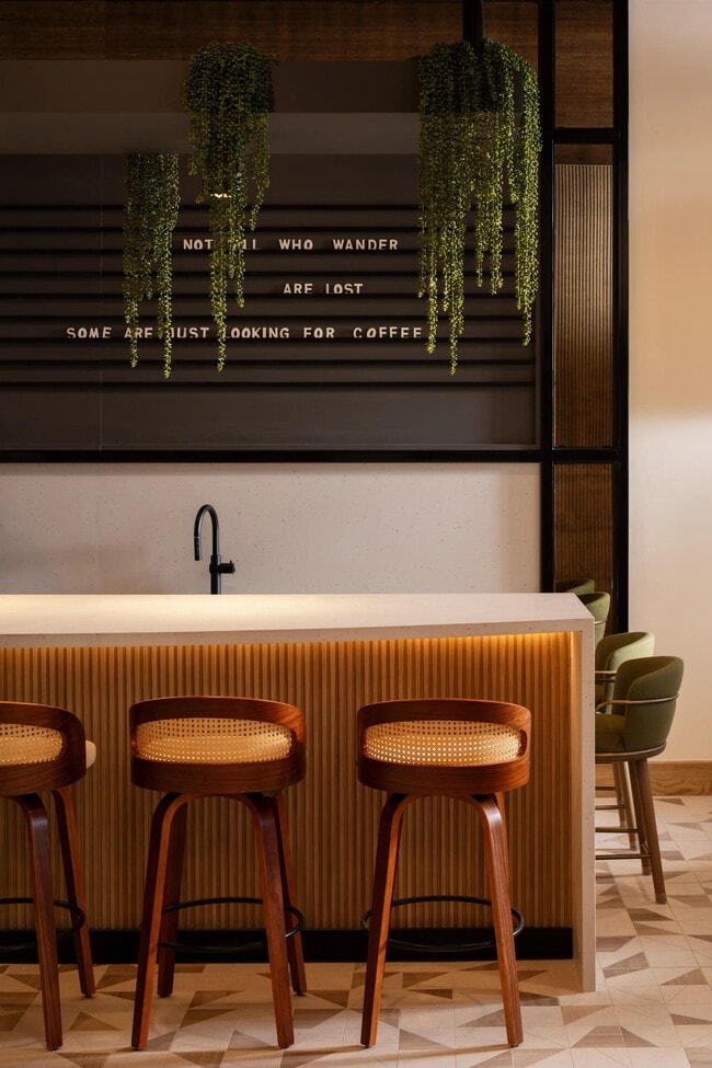Un bar de café residente con cálidos detalles de madera e iluminación ambiental: su lugar ideal antes de dirigirse a Río Salado. - Modera Rio Salado