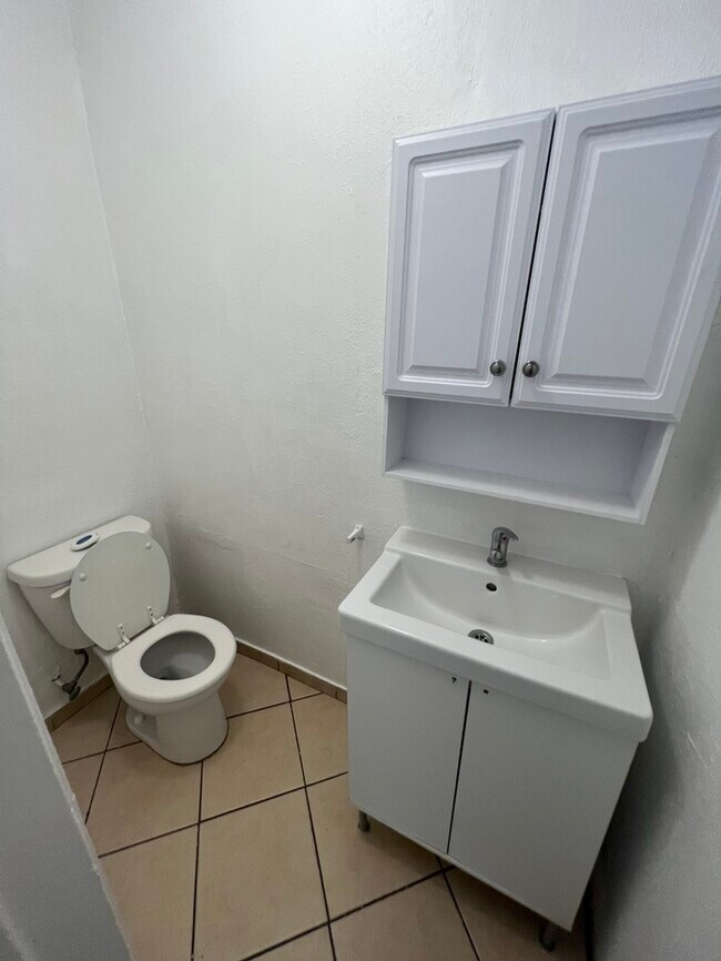 Foto del edificio - Two-story duplex unit