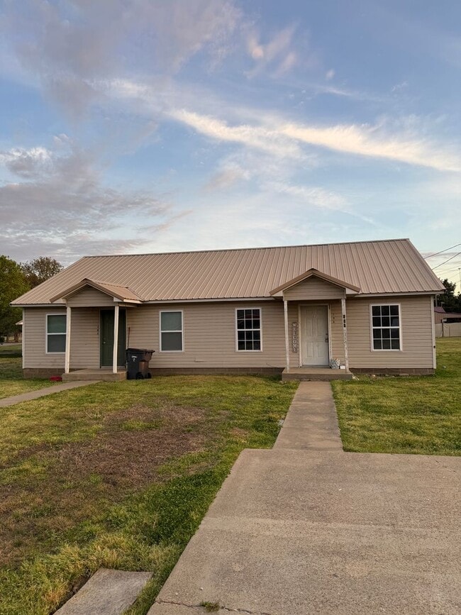 Building Photo - 2 Bed / 1 Bath Duplex in Weiner, AR
