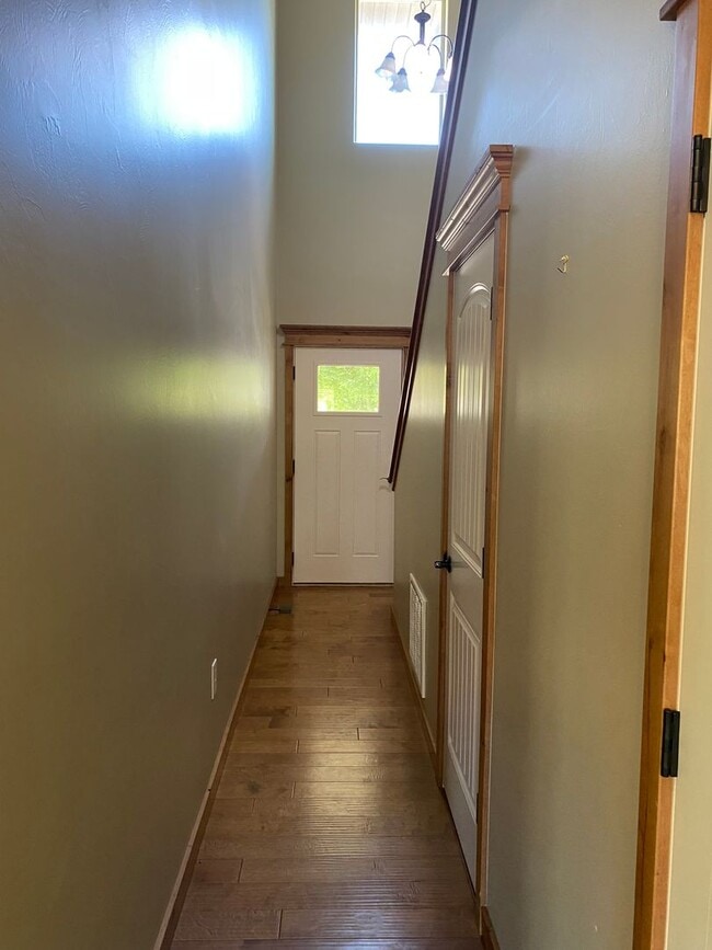 Building Photo - 3 Bedroom, End Unit, Condo in Bozeman