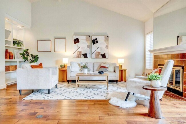 Foto del edificio - Upgraded End Unit Home In Sought After Cro...