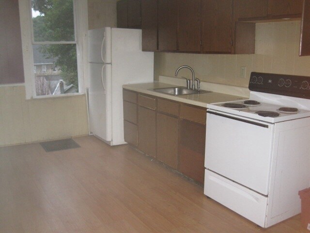 Building Photo - 211 E Logan St