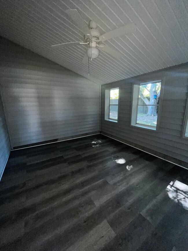 Foto del edificio - Two Bedroom One Bath Townhome