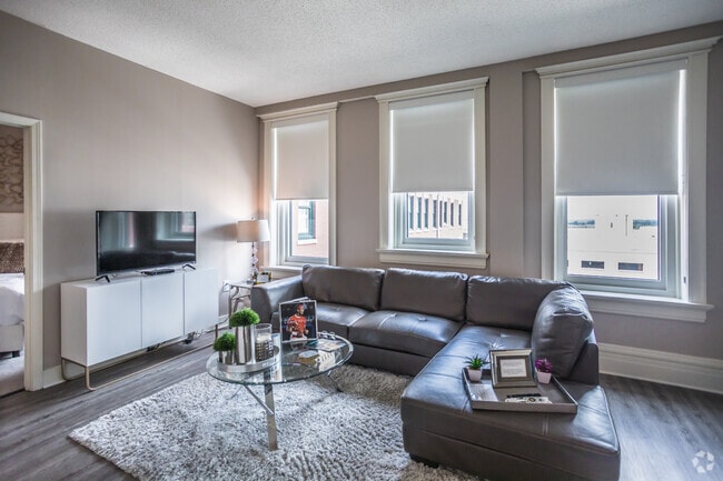1 BR, 1 BA - 625 SF - Gayoso House & Pembroke Square