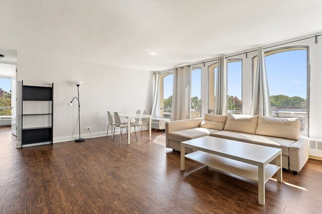 Building Photo - 1450 E 55th Pl