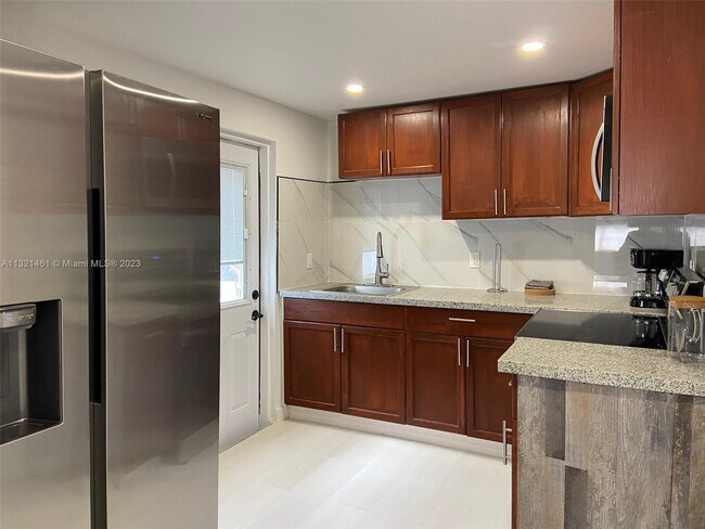 Foto del edificio - 875 NW 97th St