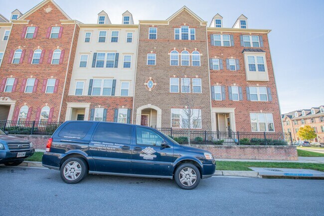 Building Photo - Stunning 3 BR/2.5 BA Townhome in Greenbelt!