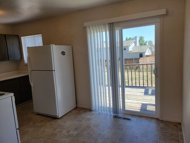 Foto del edificio - 4 Bed 2 Bath Allowing Pets - Available Now...