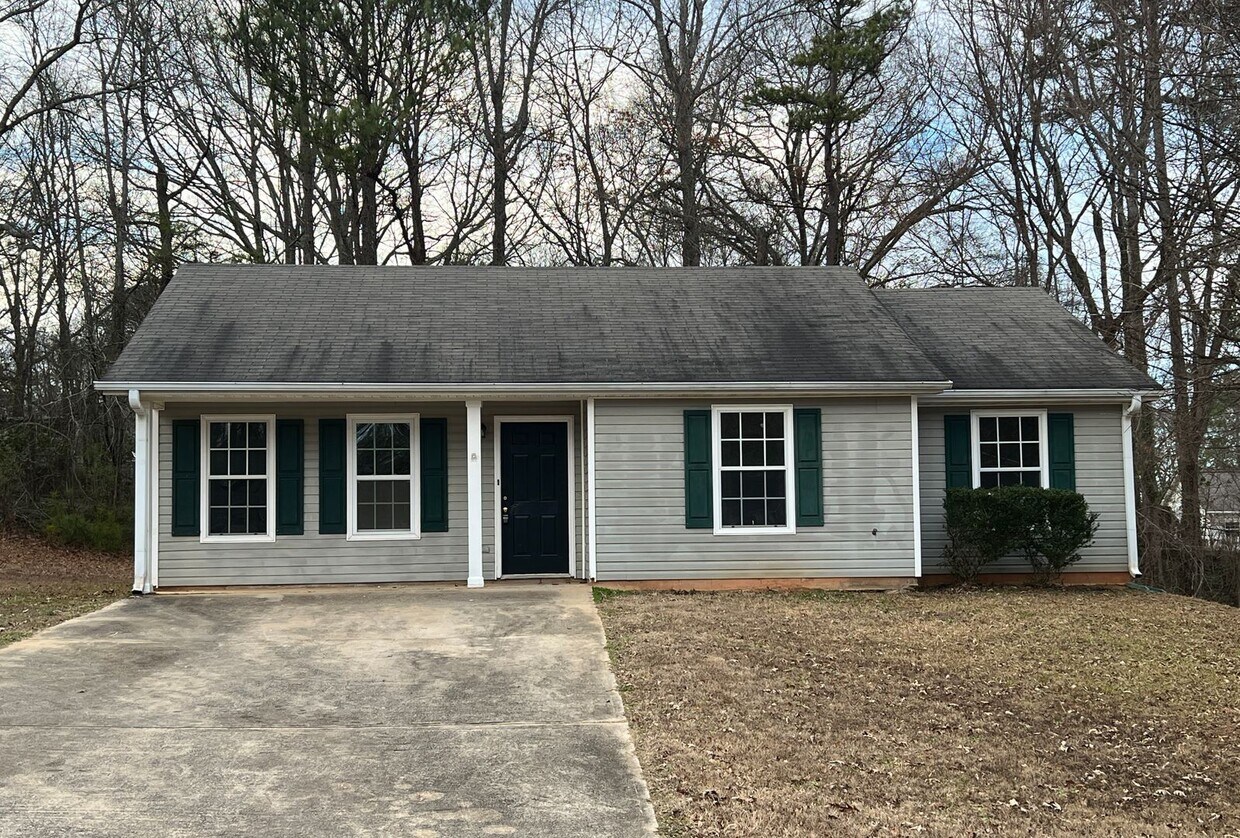 Primary Photo - Charming 3 Bedroom 2 Bath Home located on ...