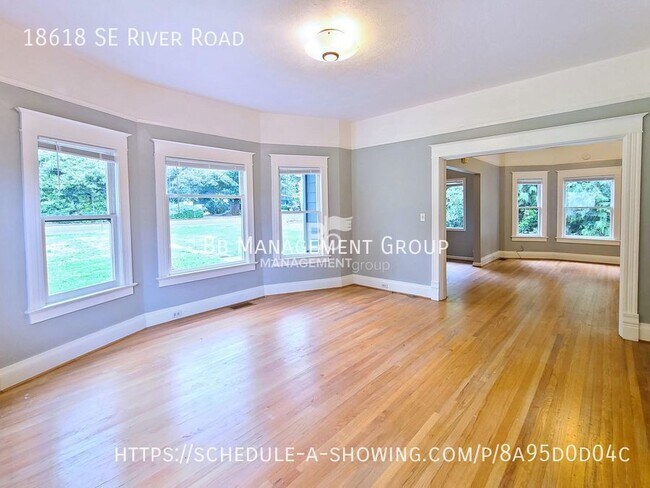 Foto del edificio - Charming Milwaukie Home on Spacious Lot! U...