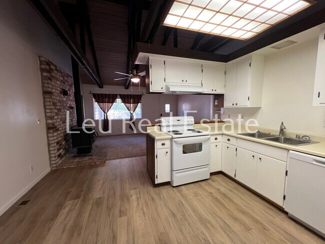 Foto del edificio - 4844 Golden St