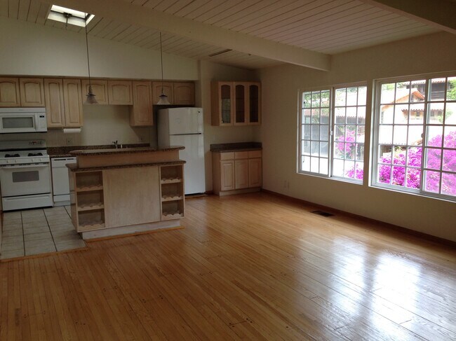 Sala de estar y cocina en el segundo piso - 1815 N Beverly Glen Blvd