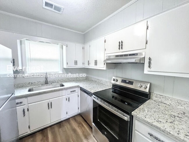 Building Photo - 605 Blaine Dr SW