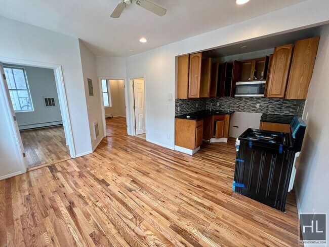 Foto del edificio - 2BR 1BA Pre-War In Crown Heights