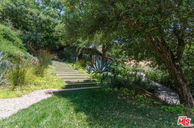 Building Photo - 2909 Mandeville Canyon Rd