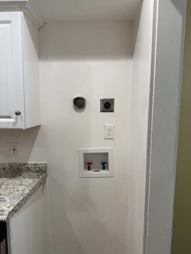 Foto del edificio - 323 Forest Park Rd