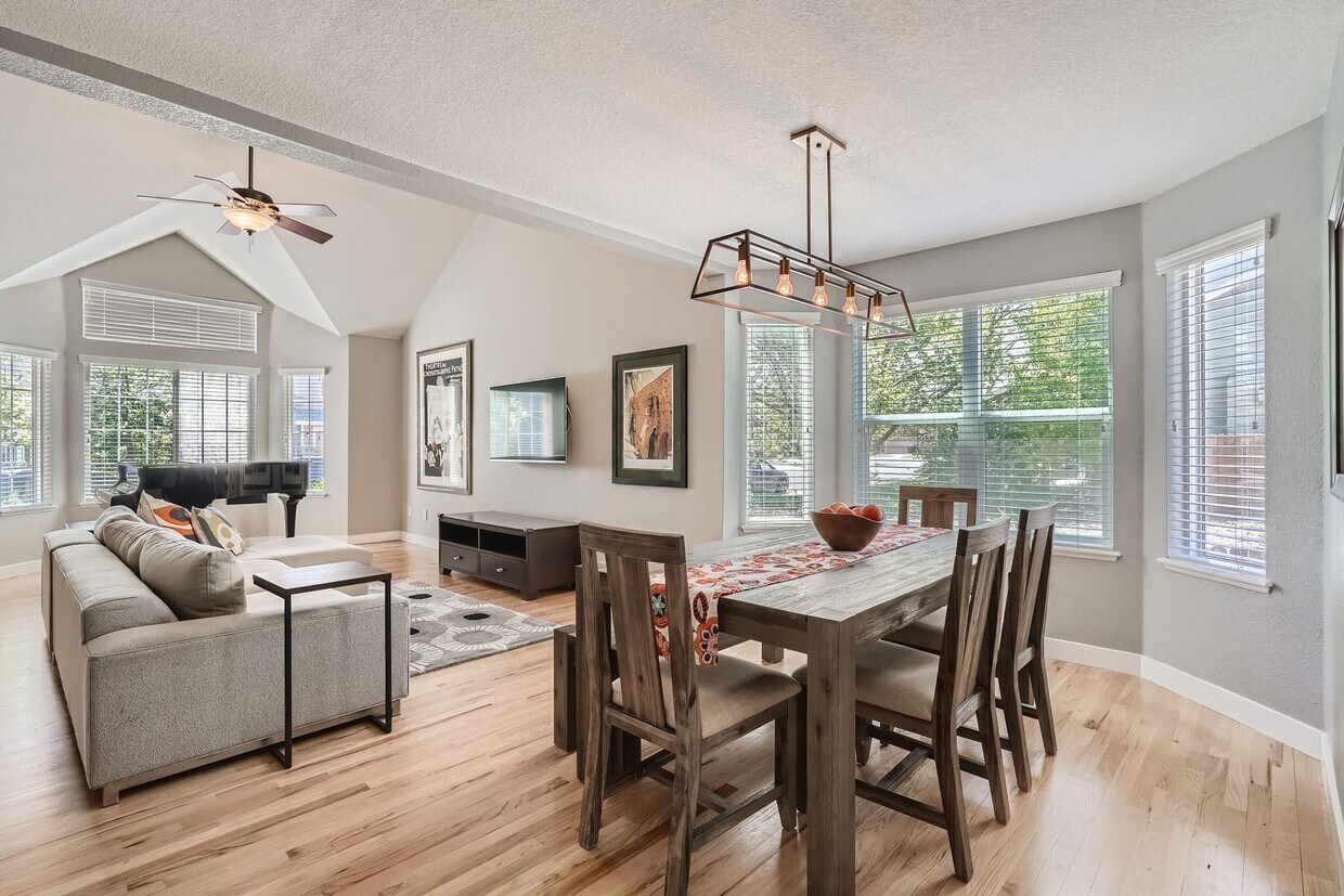 Foto principal - Wonderful 3 BDR Home Backs to Park