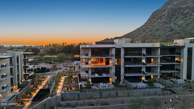 Foto del edificio - 4849 N Camelback Rdg Dr