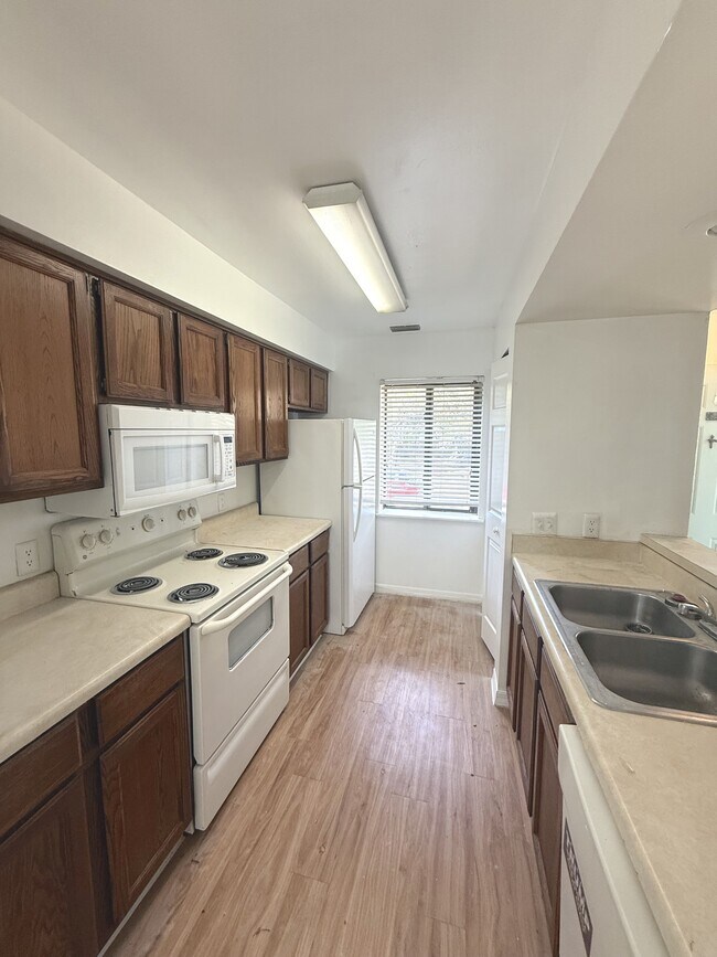 Foto del edificio - 232 Riverbend Dr