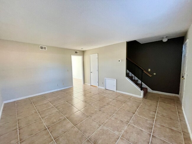 Building Photo - 1704 Devonwood Dr