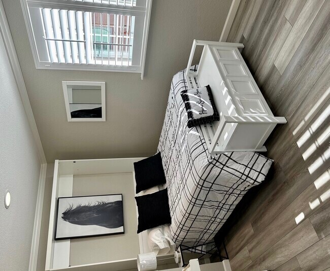 Queen size bed - 7673 Olivas Ln